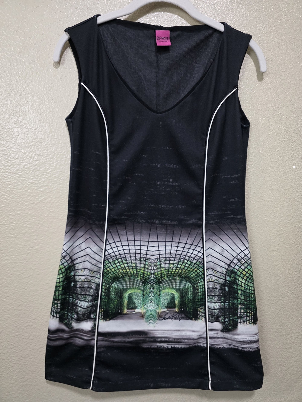 Save The Queen Black & Green Green House Printed Sleeveless V-Neck Top Size S